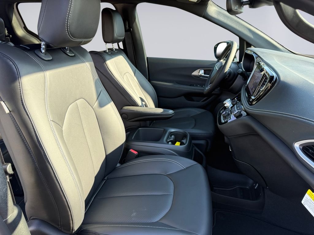 2026 Chrysler Pacifica Select - Photo 18