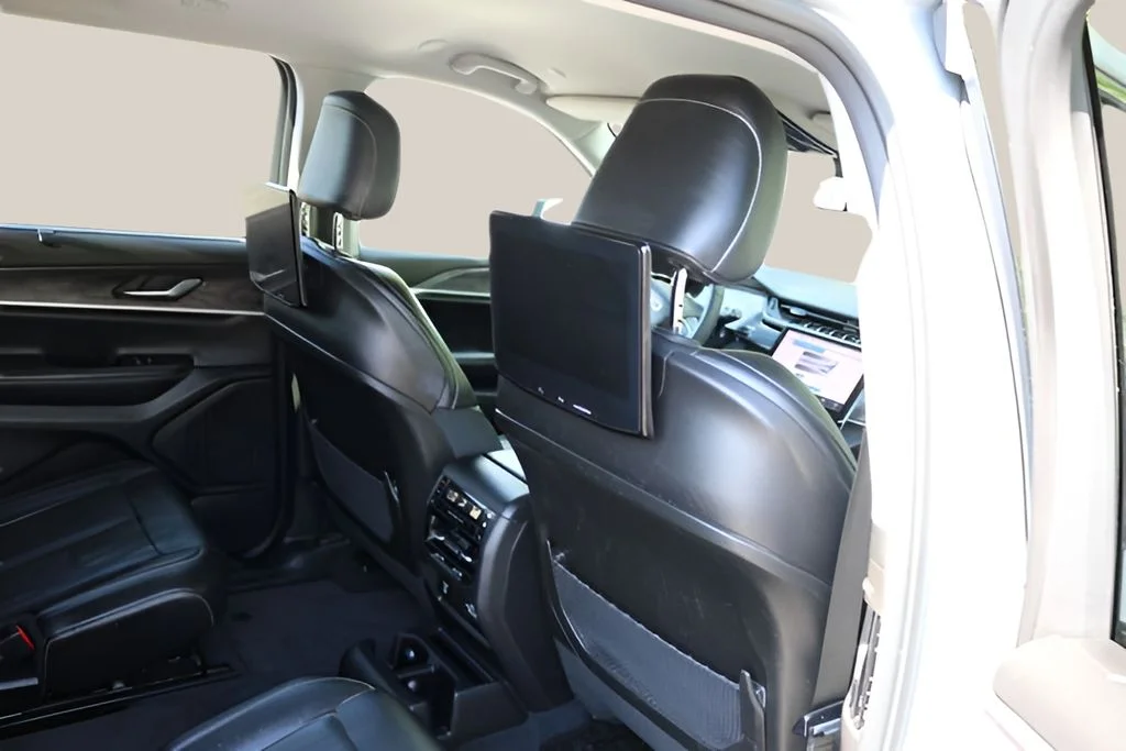 Used 2023 Silver Jeep Limited image 19