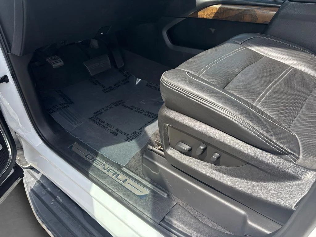 Used 2020 White GMC Denali image 38