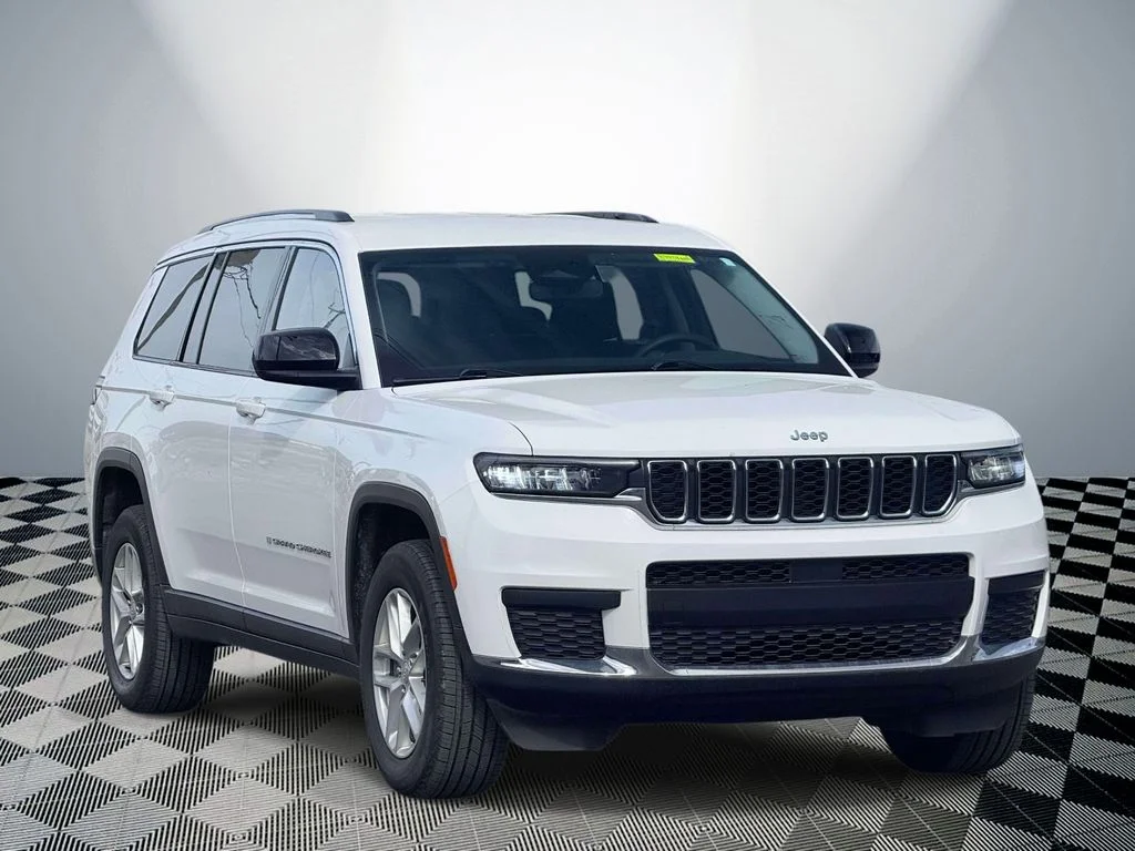 Used 2023 White/off-white Jeep Laredo image 4