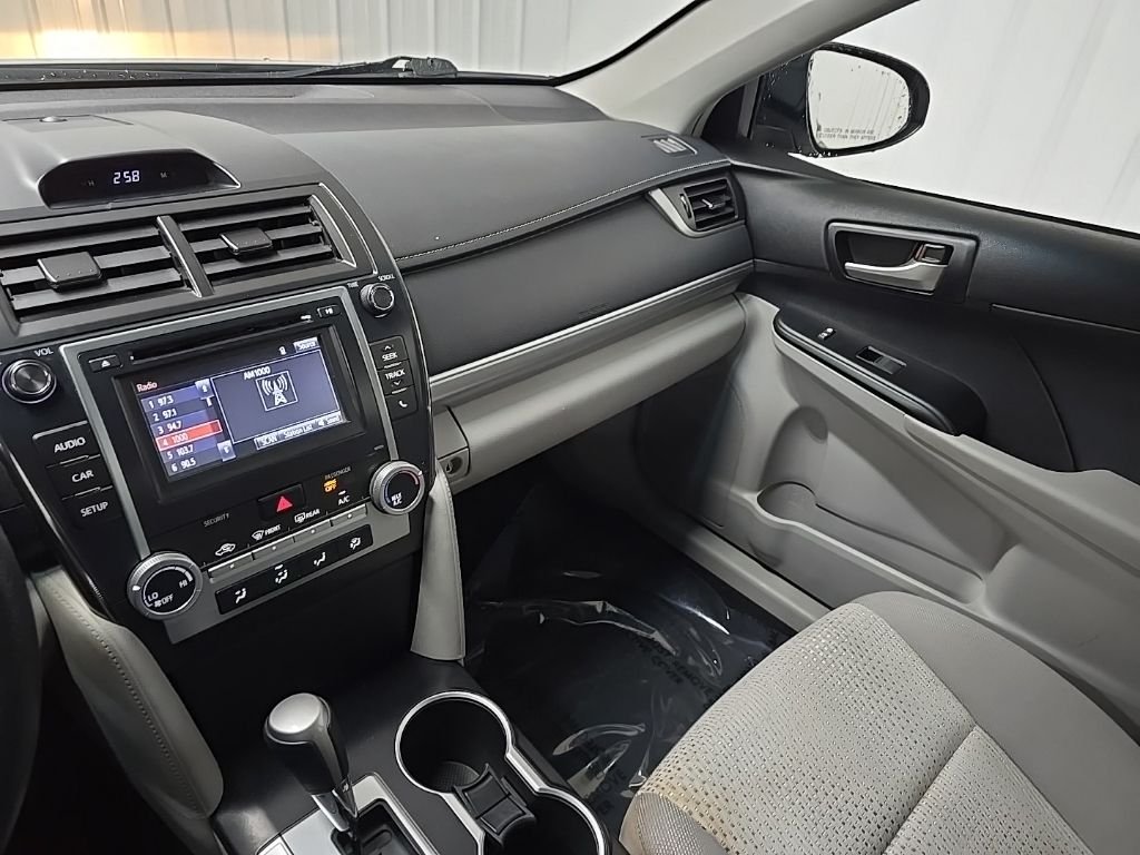 Used 2014 Silver Toyota LE image 28
