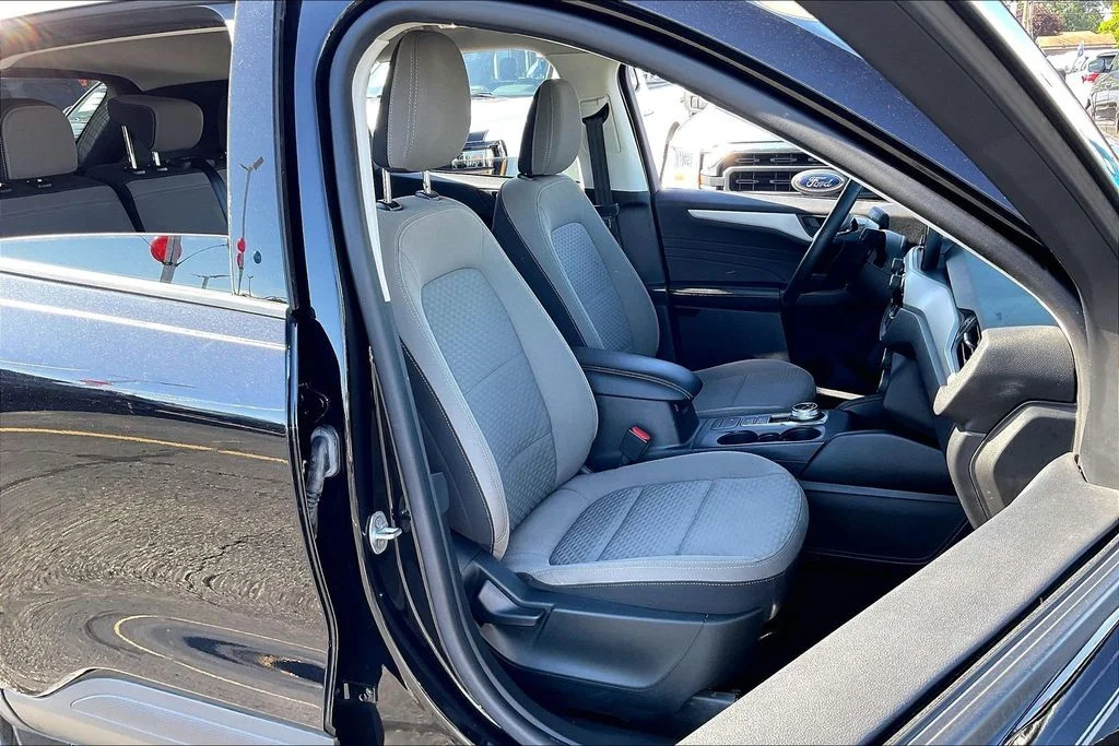 Used 2022 Black Ford SE image 6