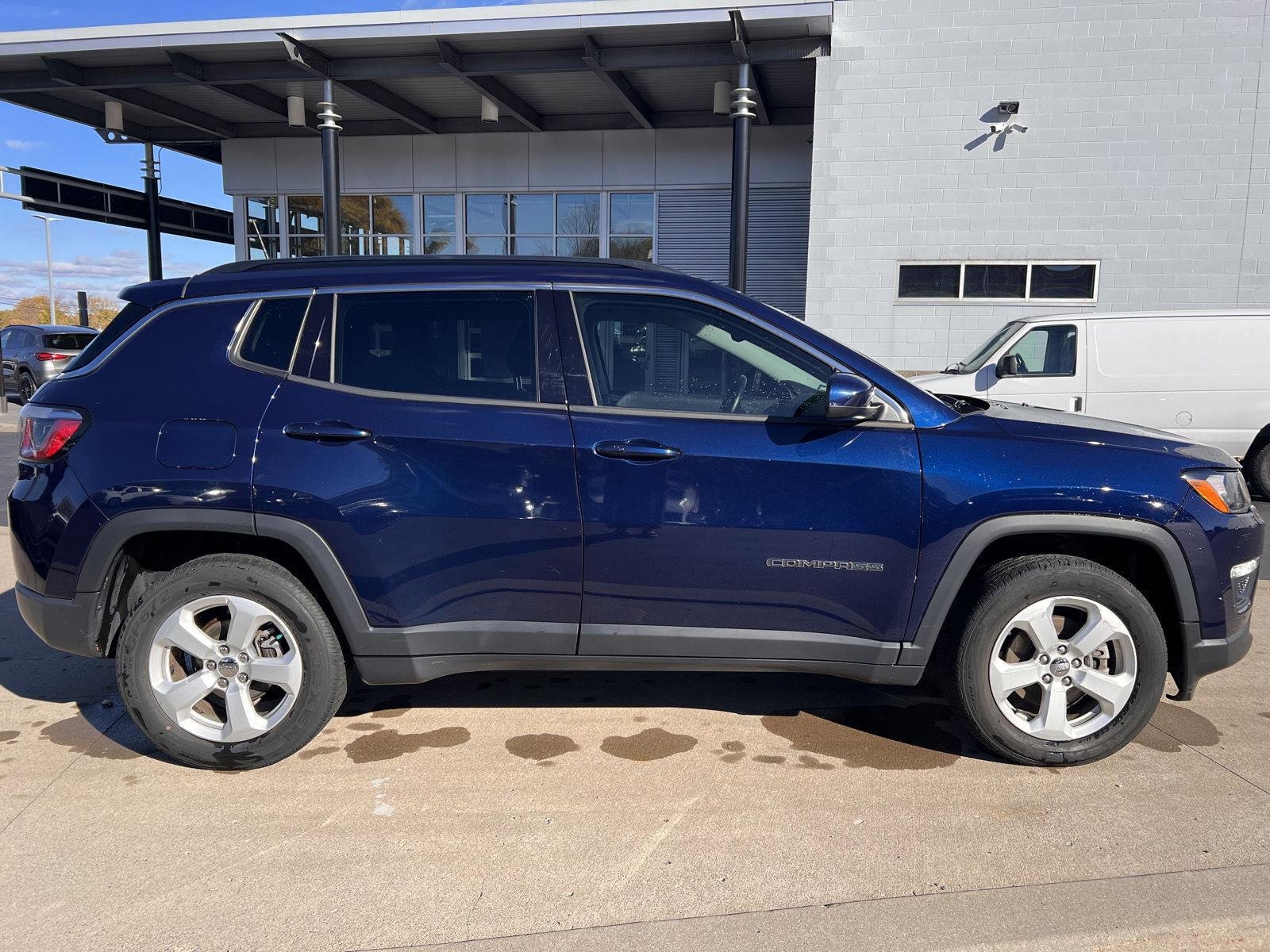 Used 2020  Jeep  image 2
