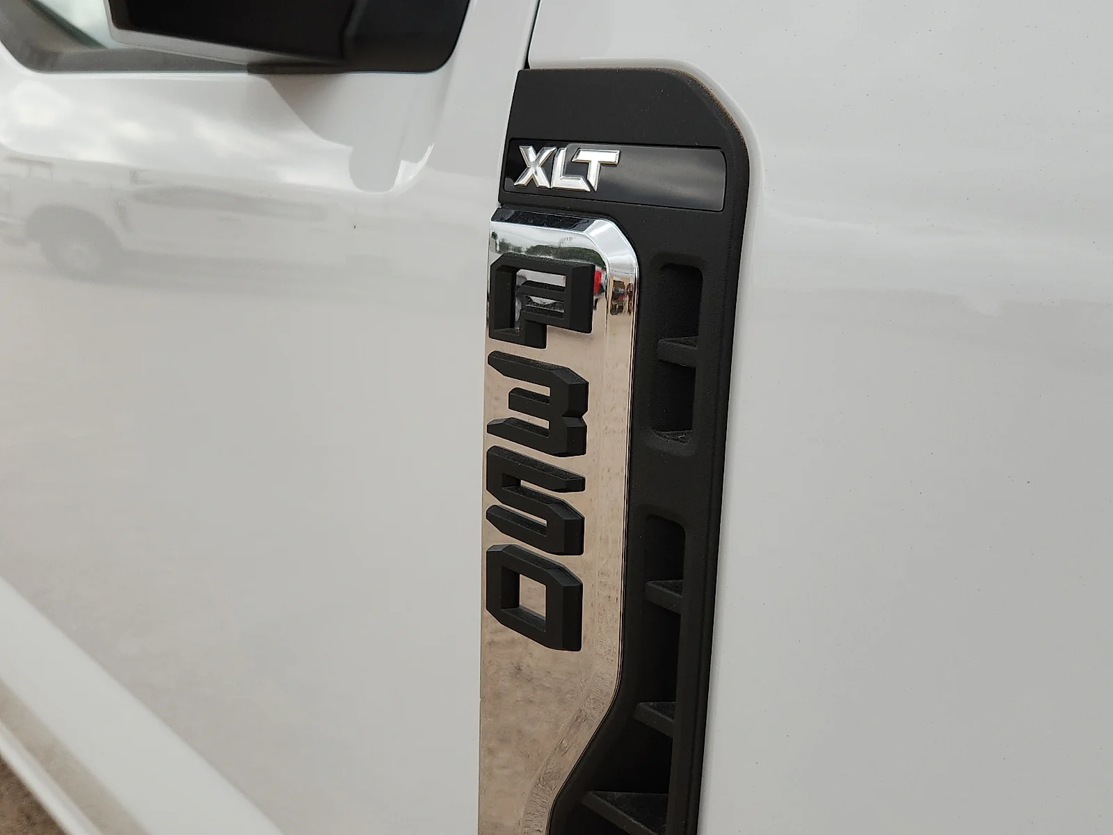 New 2026 Oxford White Ford F-350® XLT image 10