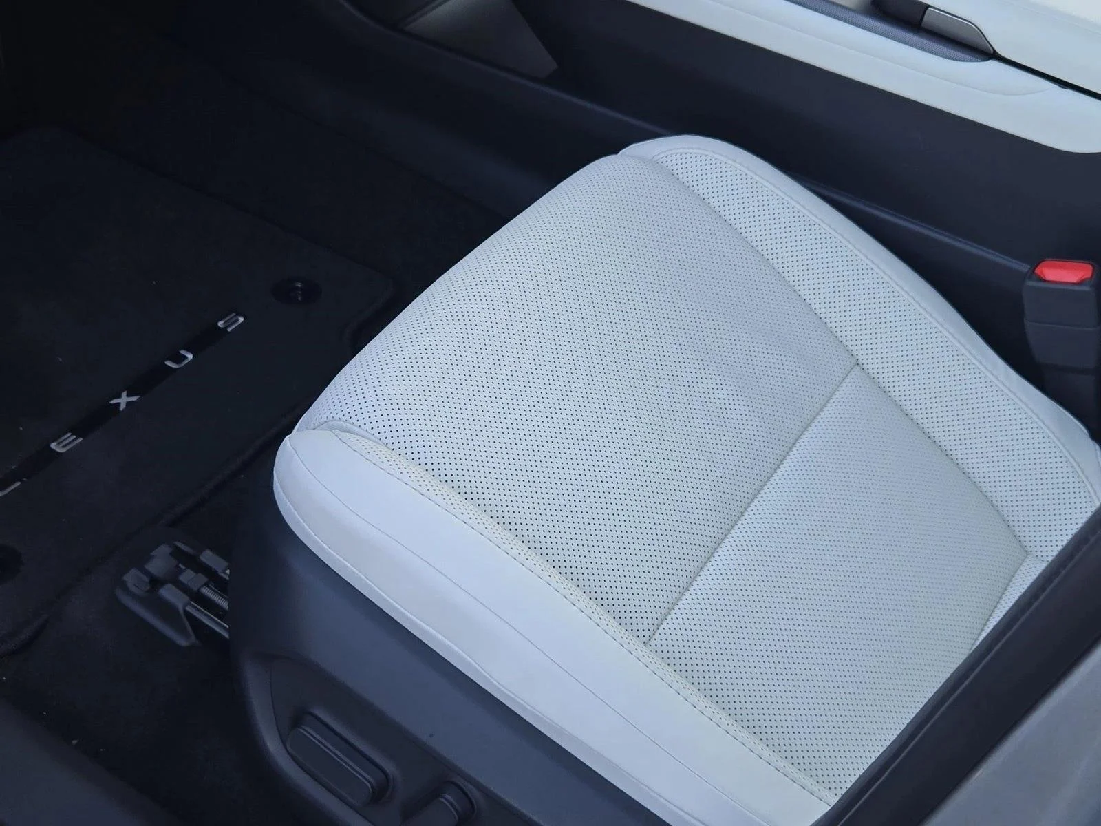 New 2026 Iridium Lexus ES 350h PREMIUM+ image 4
