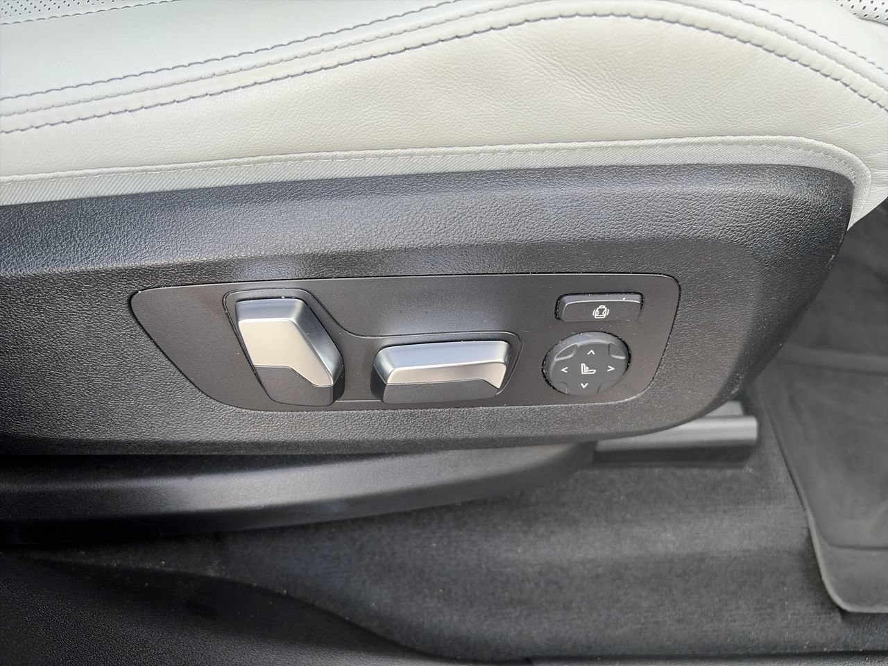 Used 2024 Black Sapphire Metallic BMW xDrive40i image 38