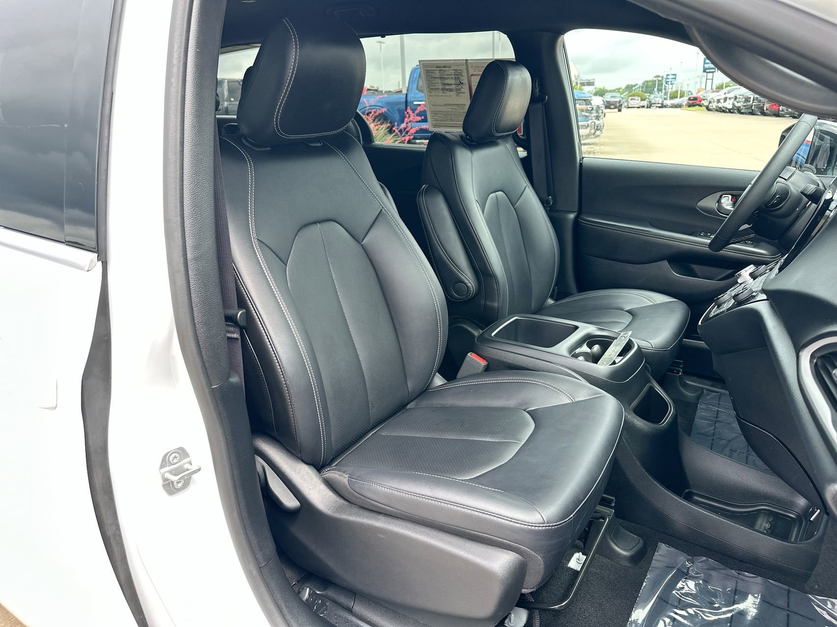 Used 2025 Bright White Clearcoat Chrysler Select image 24