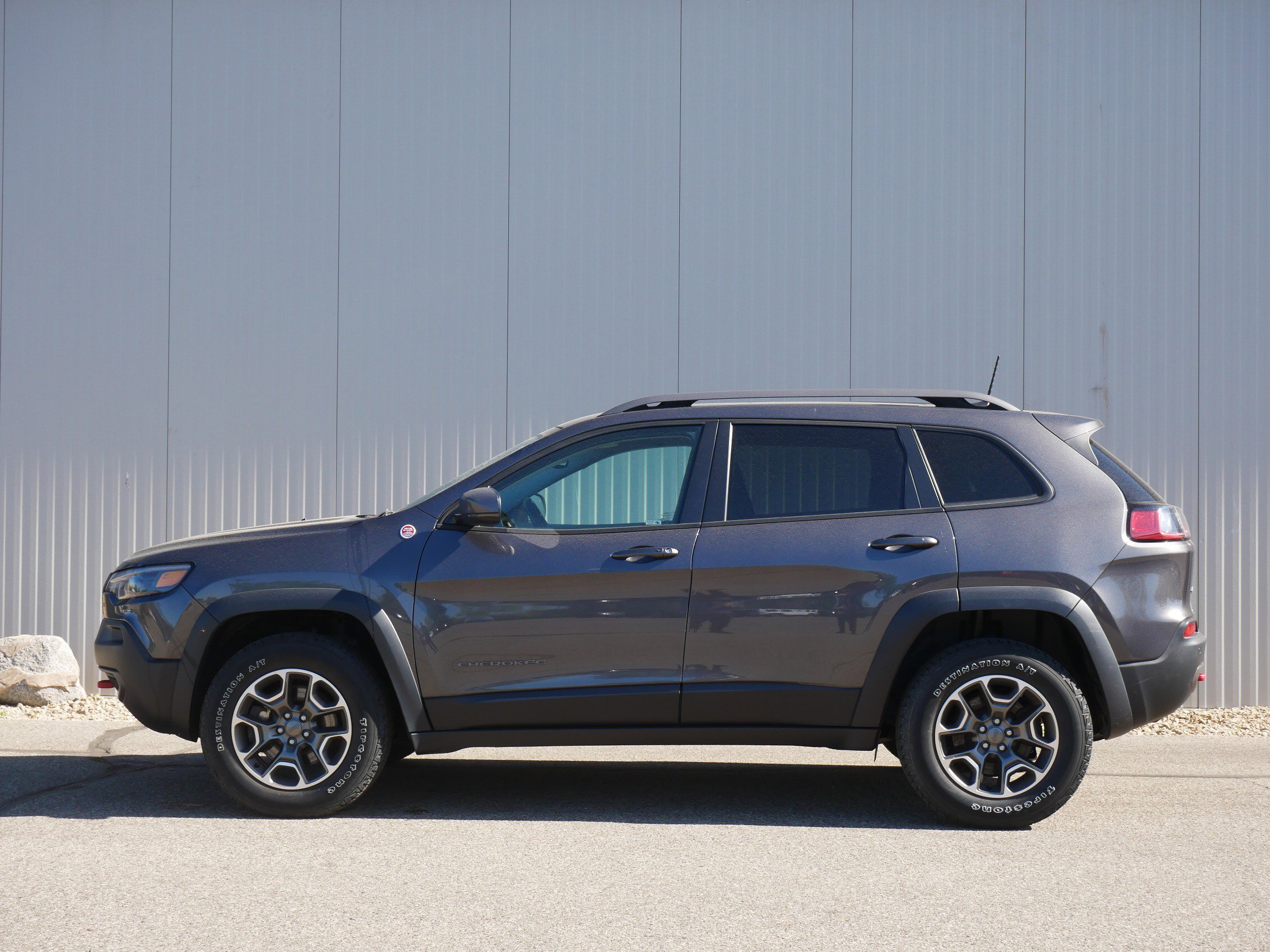 Used 2020 Jeep Cherokee Trailhawk with VIN 1C4PJMBX3LD583271 for sale in Hastings, Minnesota