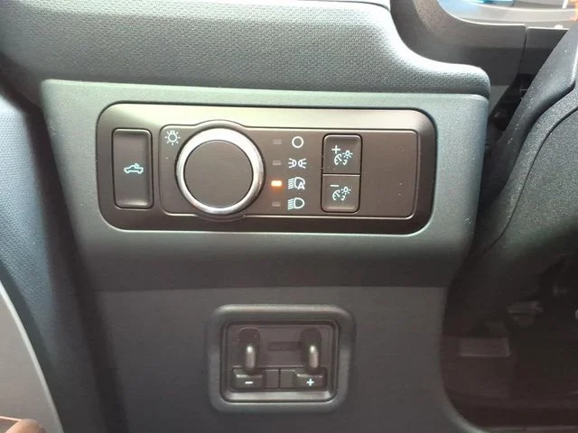 Used 2023 White Ford Lariat image 28
