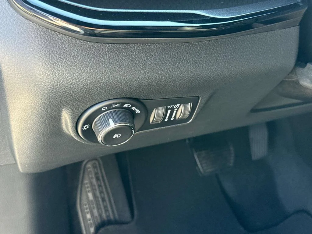 New 2026 Bright White Clearcoat Jeep Latitude image 23