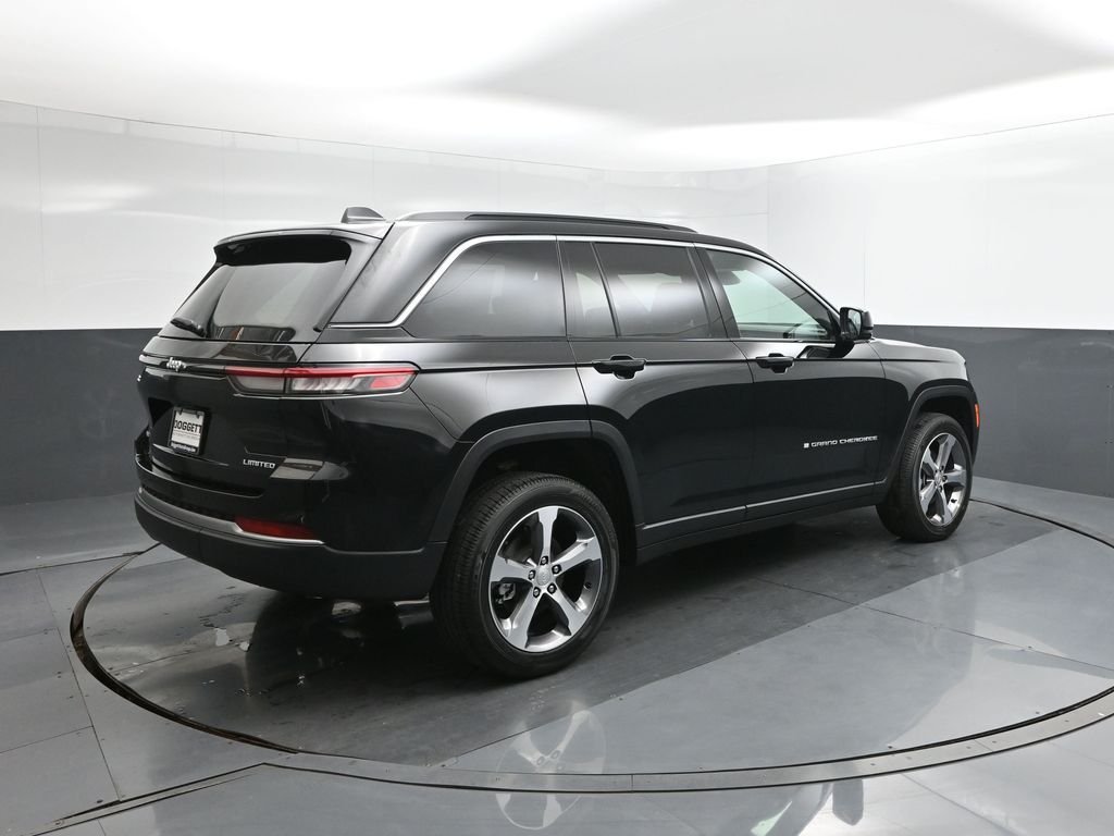 New 2026 Diamond Black Crystal Pearlcoat Jeep Limited image 11