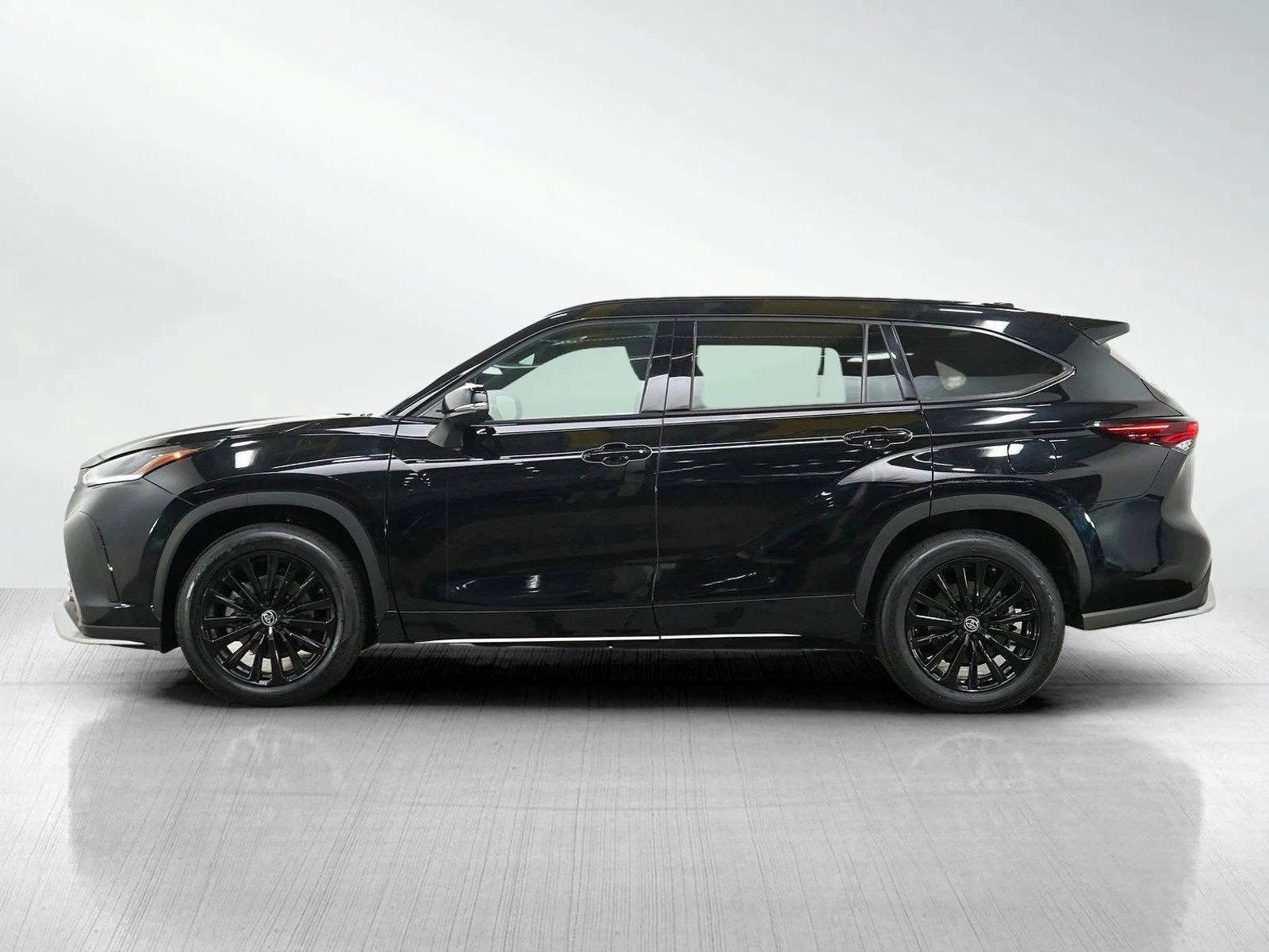 Used 2025 Toyota Highlander XSE with VIN 5TDKDRBH2SS576581 for sale in Burnsville, Minnesota