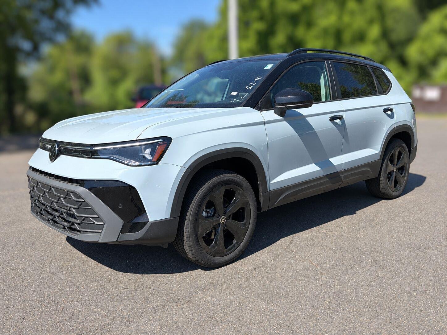 New 2026 Monument Gray w/Deep Black Roof Volkswagen SE Black image 2