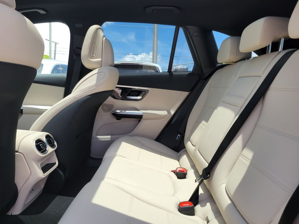 New 2026 Polar White Mercedes-Benz GLC 300 image 11