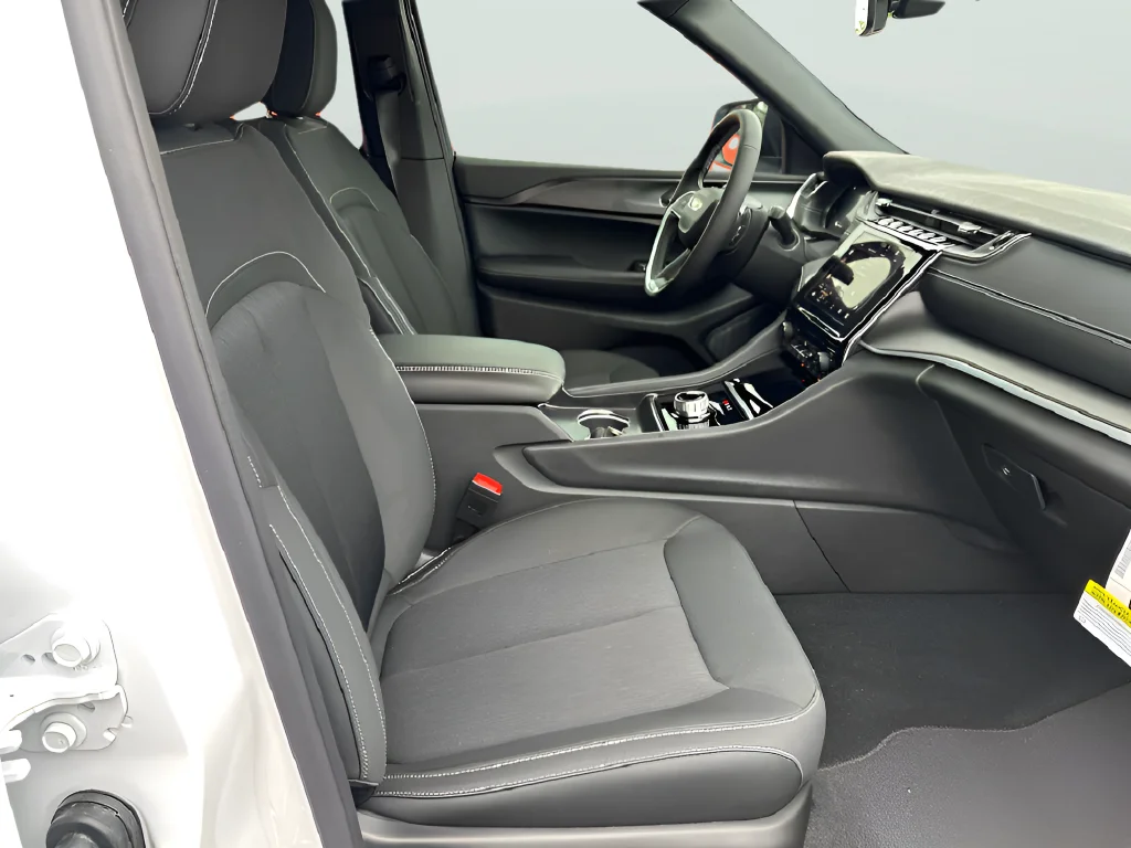 New 2026 Bright White Clear-Coat Exterior Paint Jeep Laredo image 35