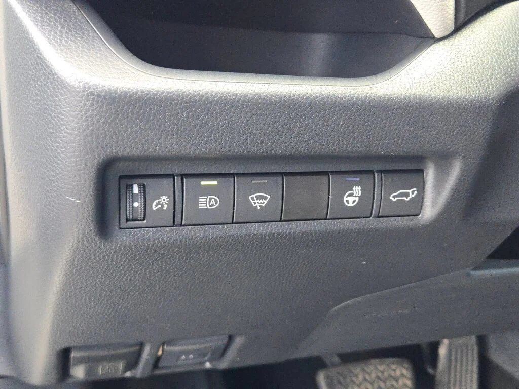 Used 2019 White Toyota XLE image 26