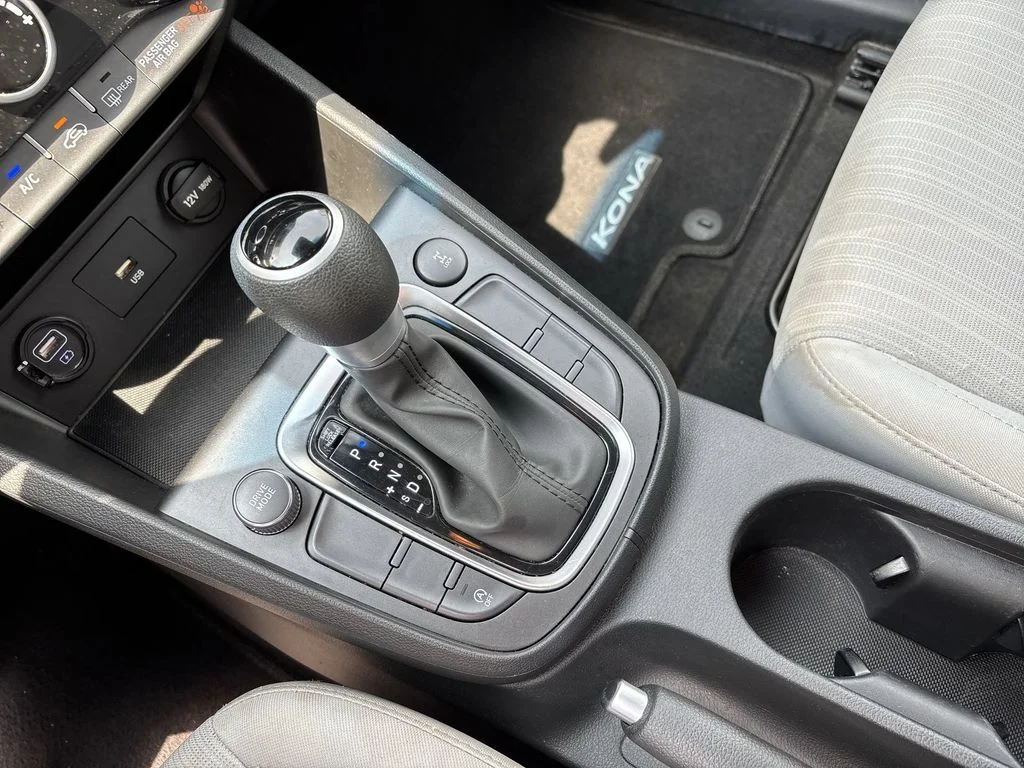 Used 2023 White Hyundai SEL image 21