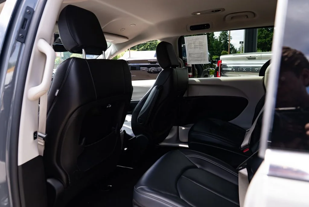 Used 2023 White Chrysler Touring L image 20