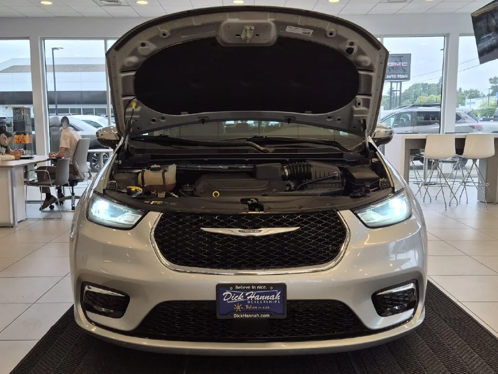 Used 2023 Silver Chrysler Limited image 4