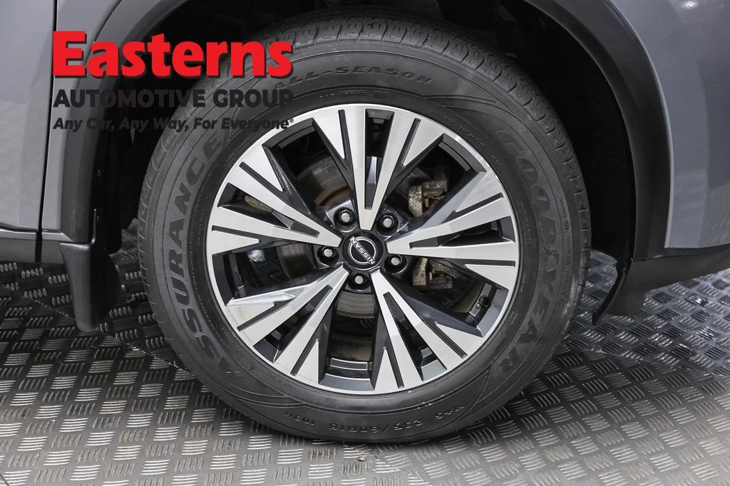 Used 2023 Gray Nissan SV image 31