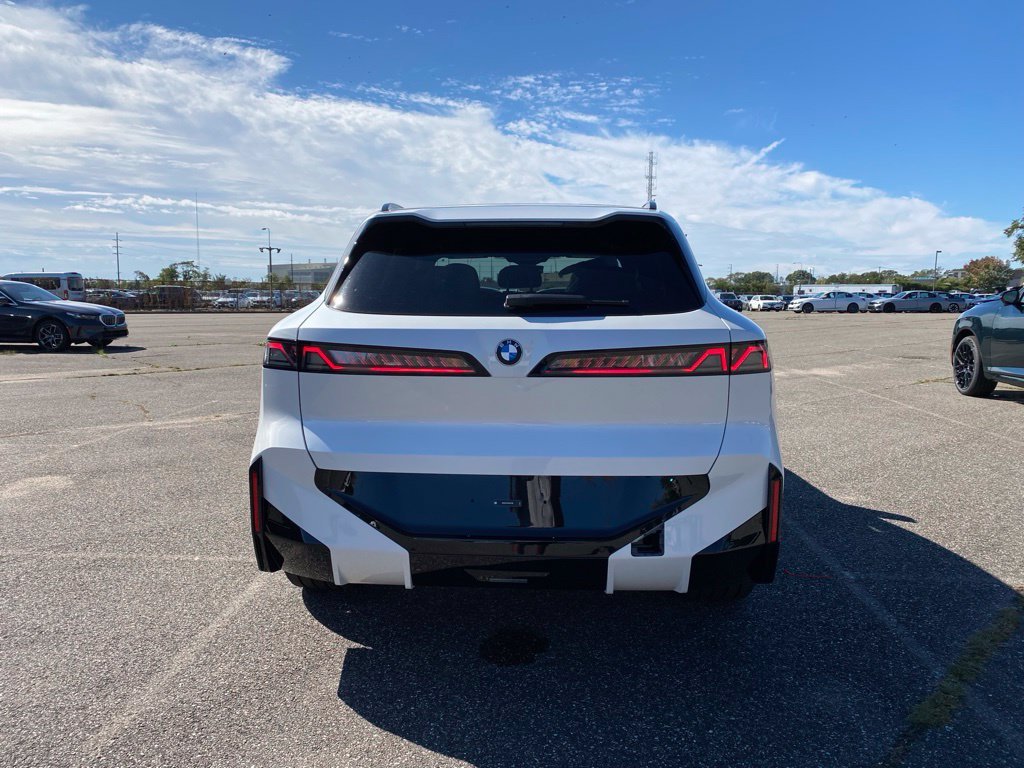 New 2027 Mineral White Metallic BMW 40 xDrive image 4