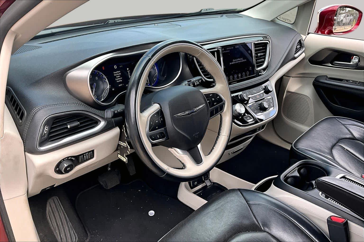 Used 2018 Velvet Red Pearlcoat Chrysler Limited image 16