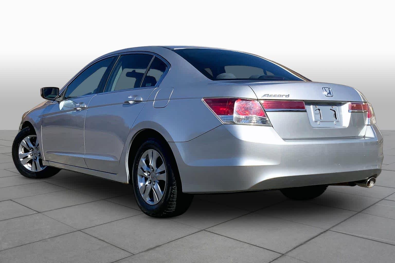 Used 2011 Alabaster Silver Metallic Honda LX-P image 11