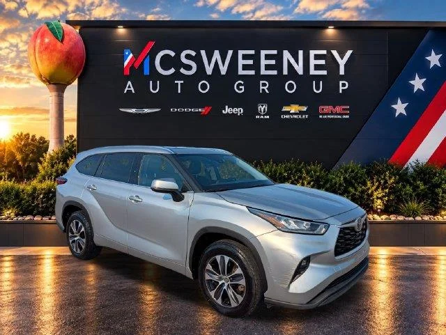 Used 2020 White Toyota XLE image 7