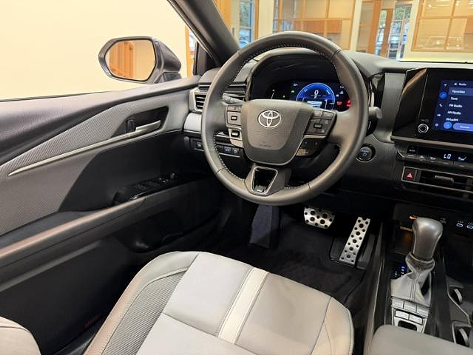 Used 2025 White Toyota  image 11