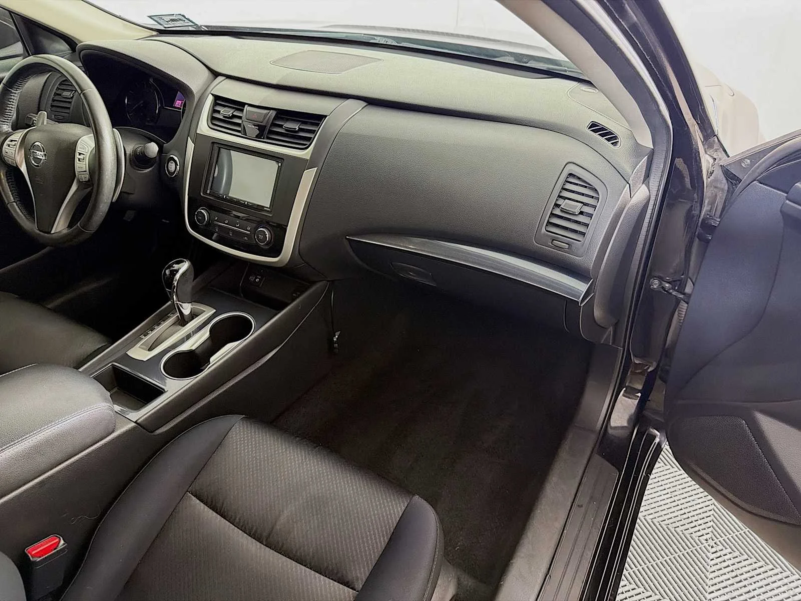 Used 2018 Super Black Nissan 2.5 SR image 25
