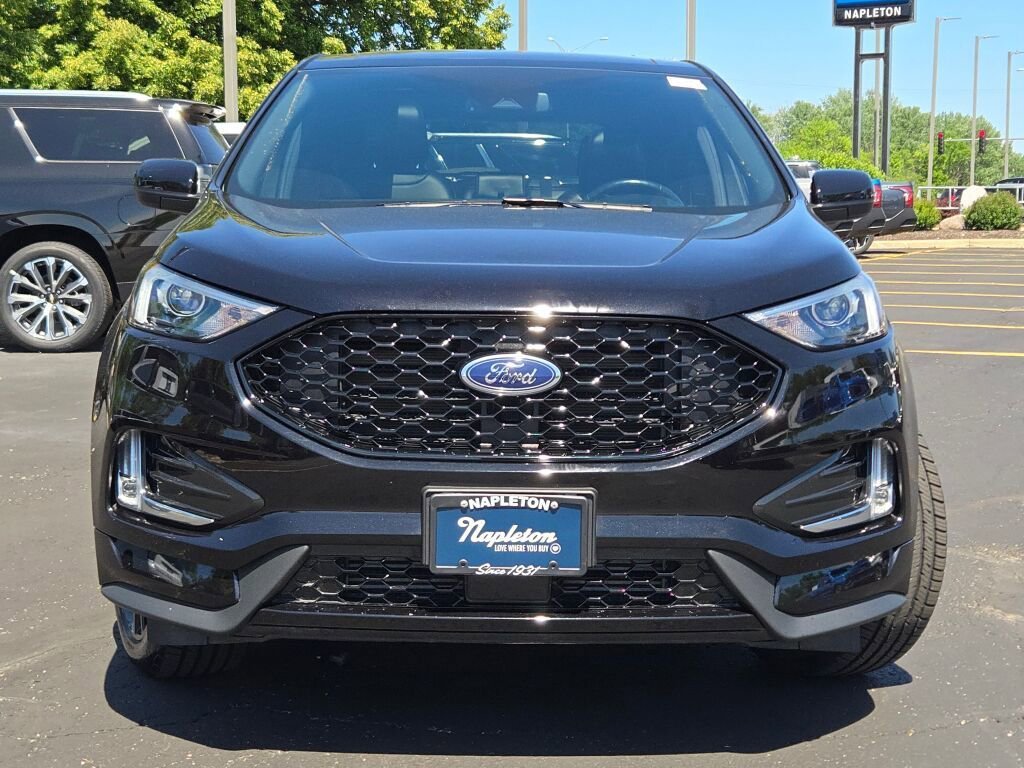 Used 2023 Black Ford SEL image 4
