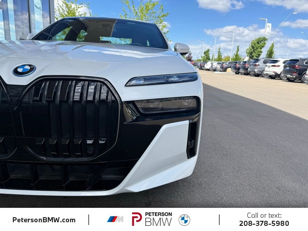 Used 2025 Mineral White Metallic BMW xDrive60 image 36