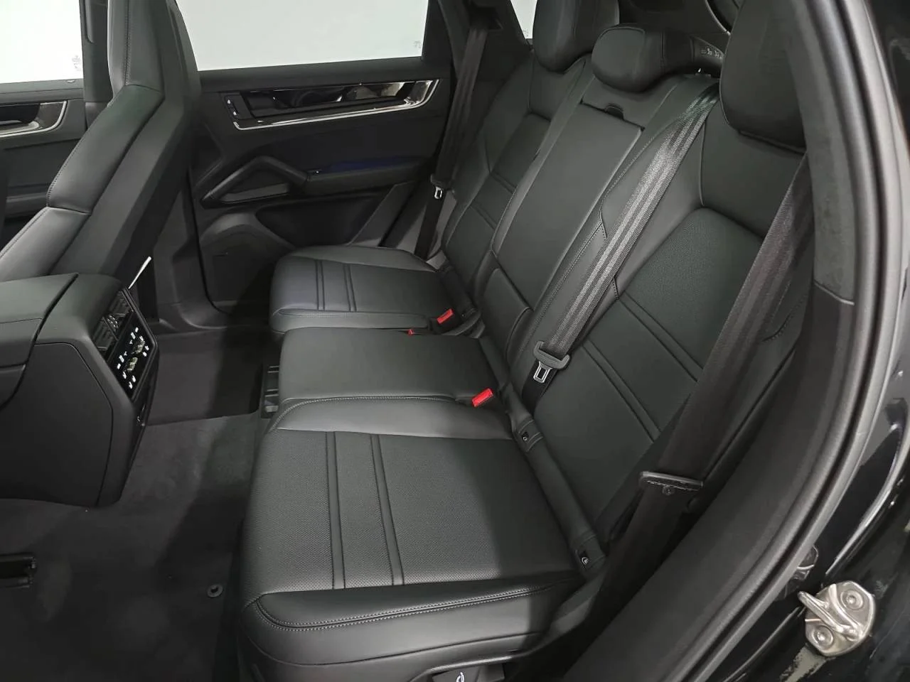 New 2026 Chromite Black Metallic Porsche Turbo E-Hybrid image 27
