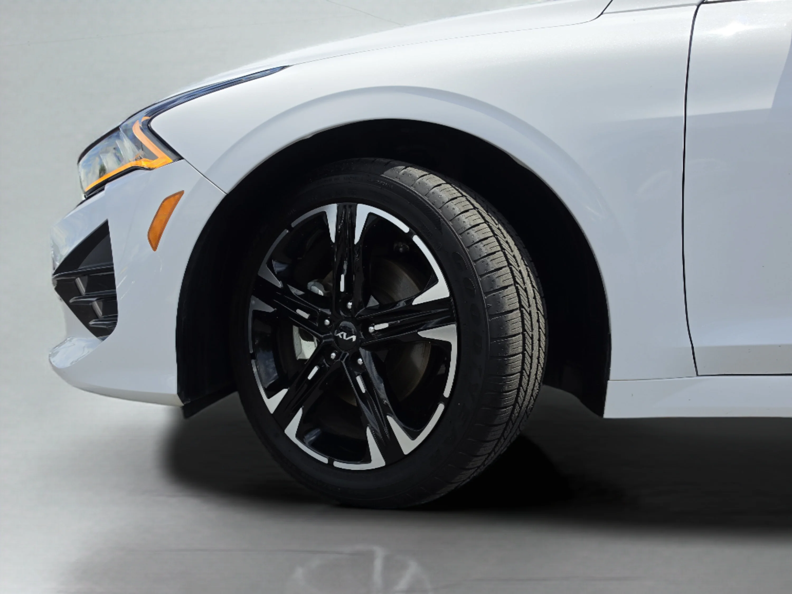 Used 2024 Glacial White Pearl Kia GT-Line image 39