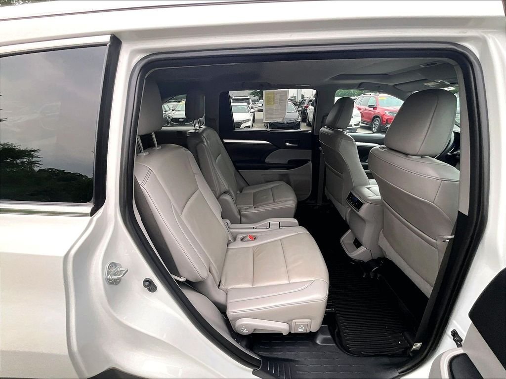 Used 2019 White Toyota XLE image 16