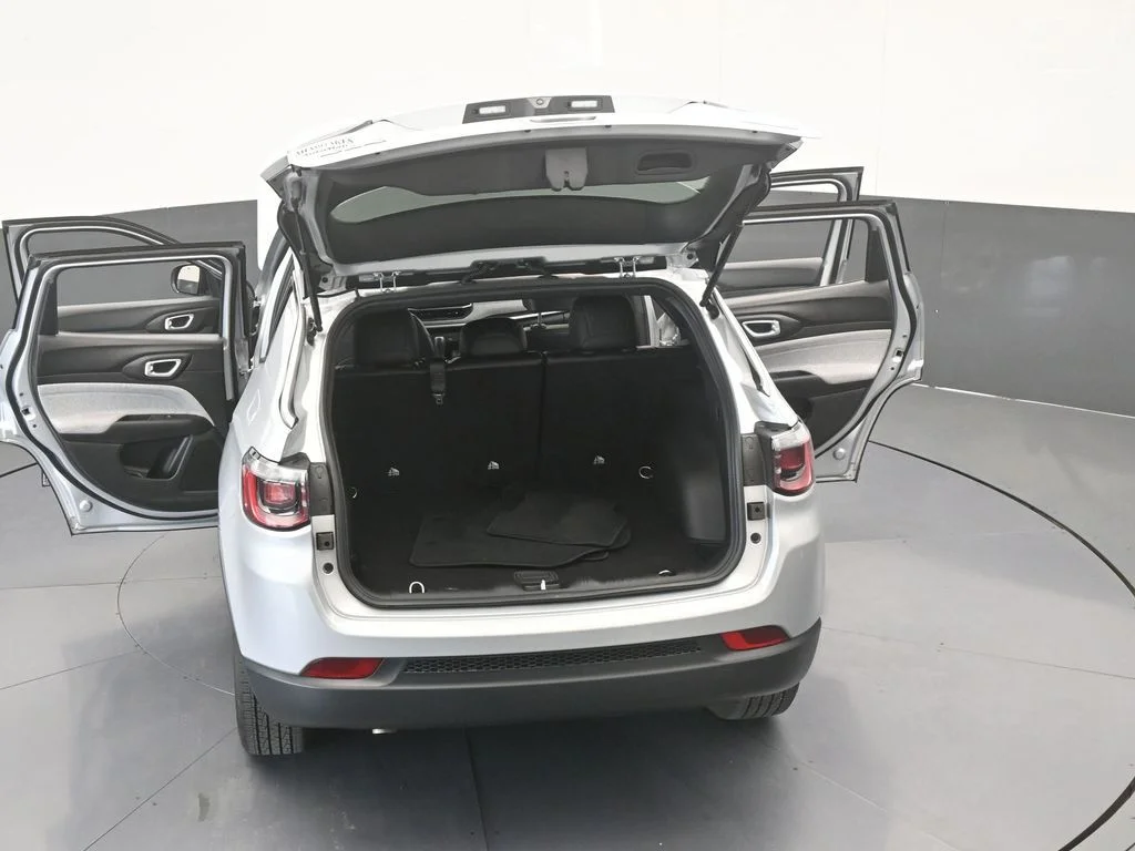 Used 2025 Silver Zynith Metallic Clearcoat Jeep Latitude image 37