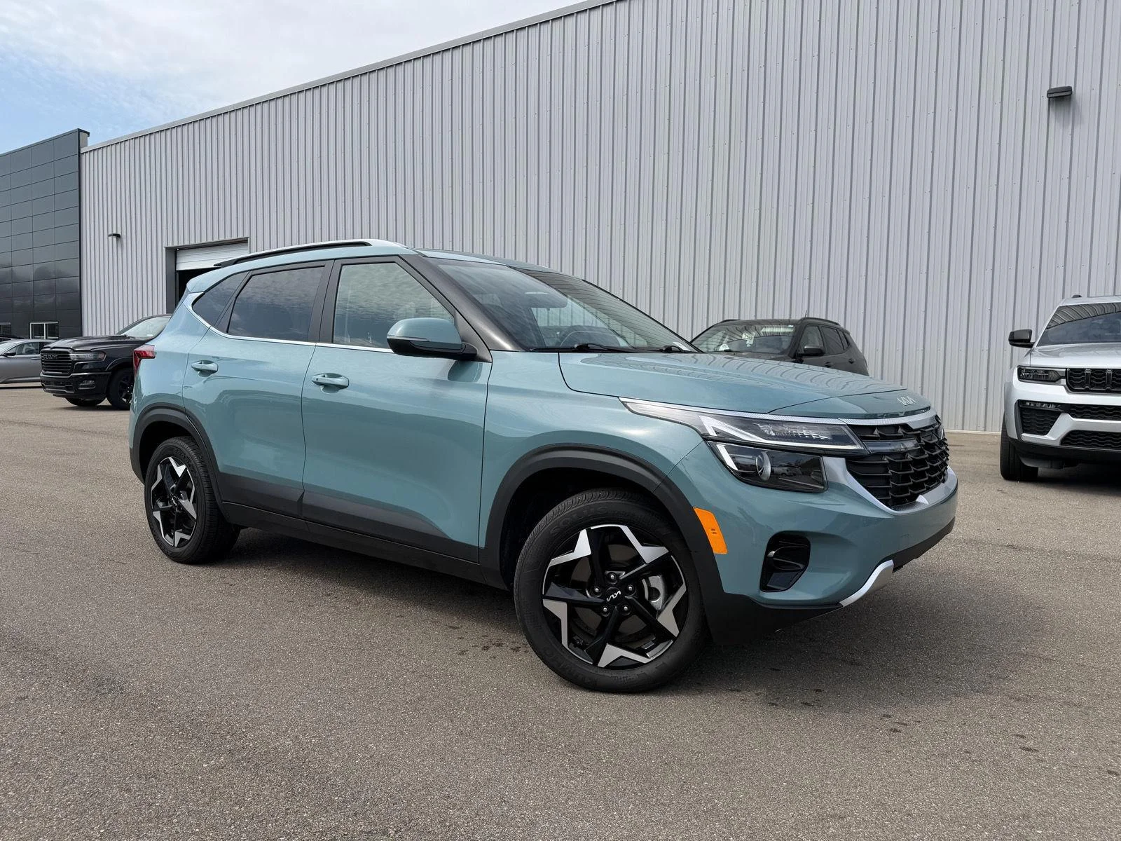 Used 2025 Pluton Blue Kia EX image 3
