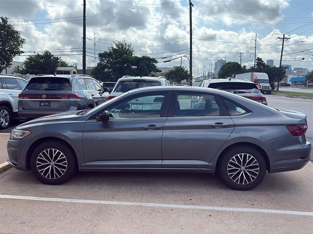 Used 2021 Platinum Gray Metallic Volkswagen SE image 2