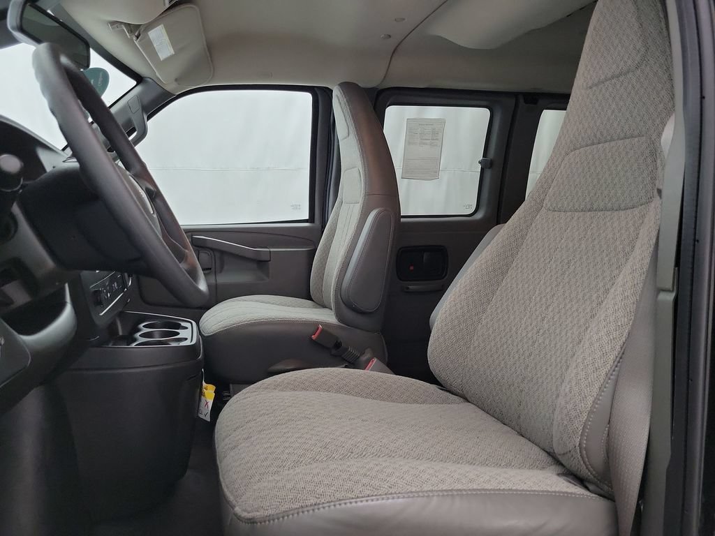 2025 GMC Savana Passenger LT - Photo 8