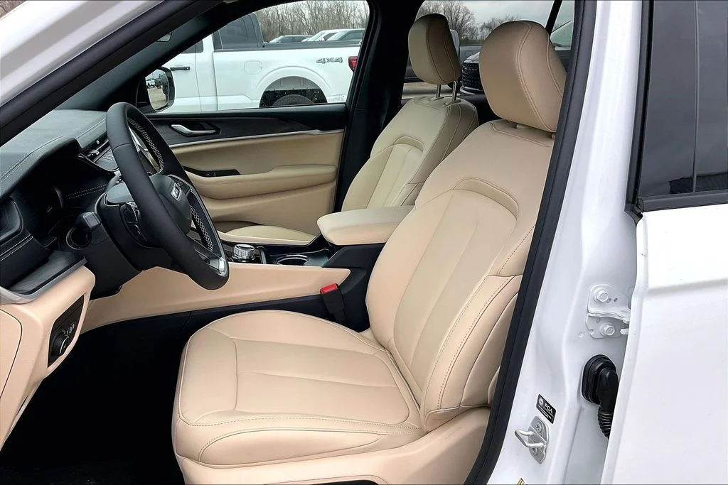 New 2026 Bright White Clear-Coat Exterior Paint Jeep Limited image 8