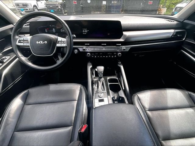 Used 2023 White Kia S image 16