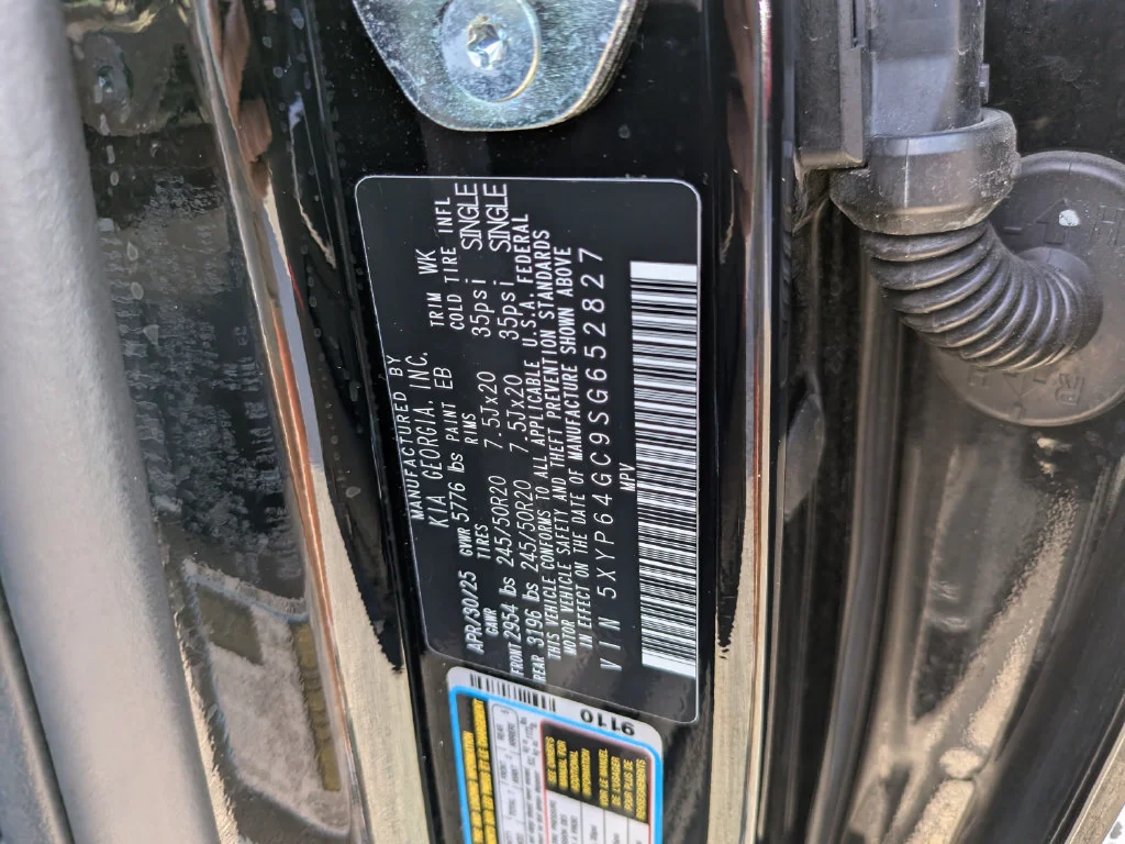 Used 2025 Black Kia S image 36