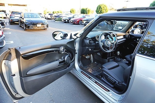 Used 2023  MINI Base image 38