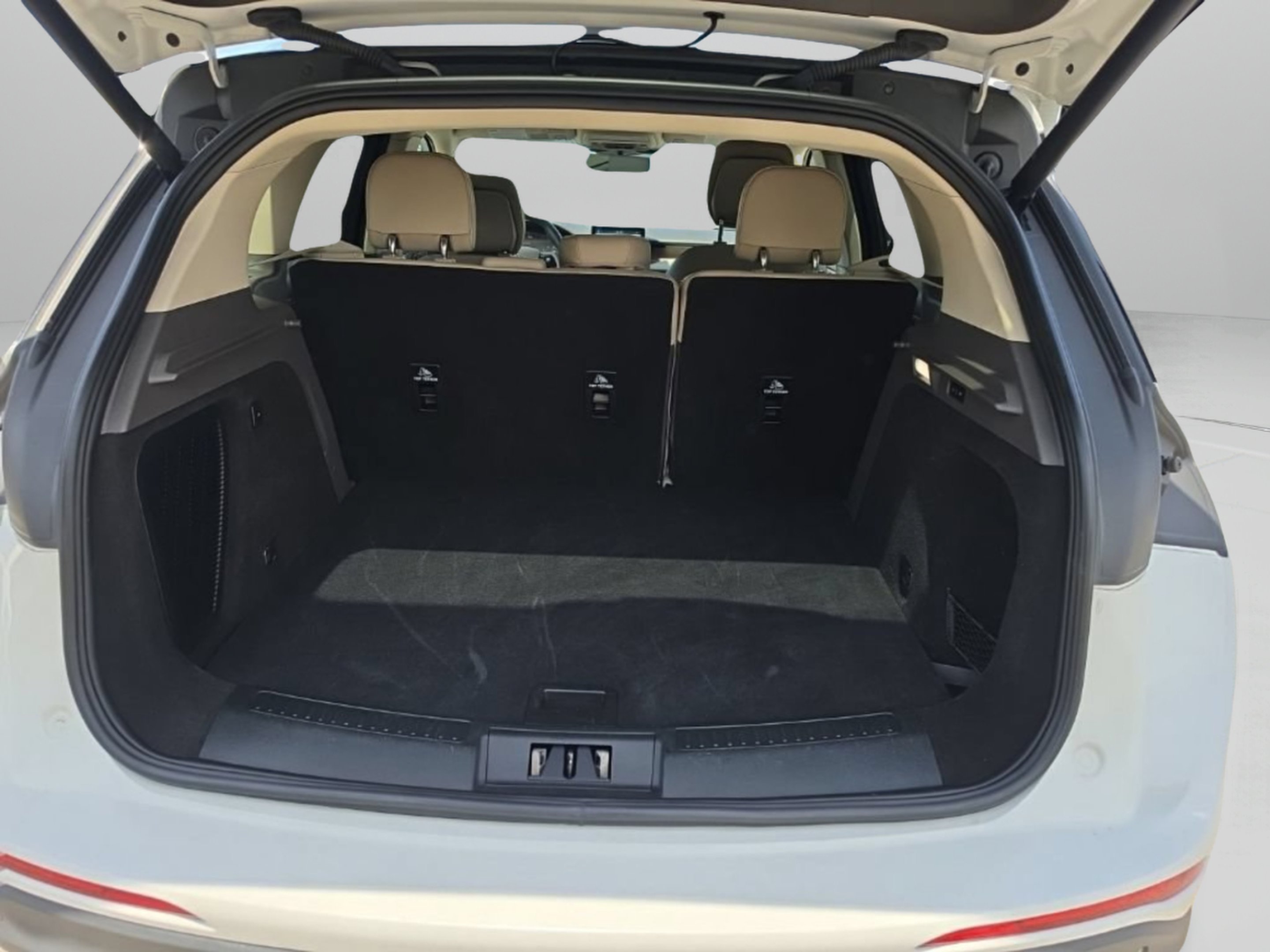 Used 2020 White Lincoln Reserve image 11