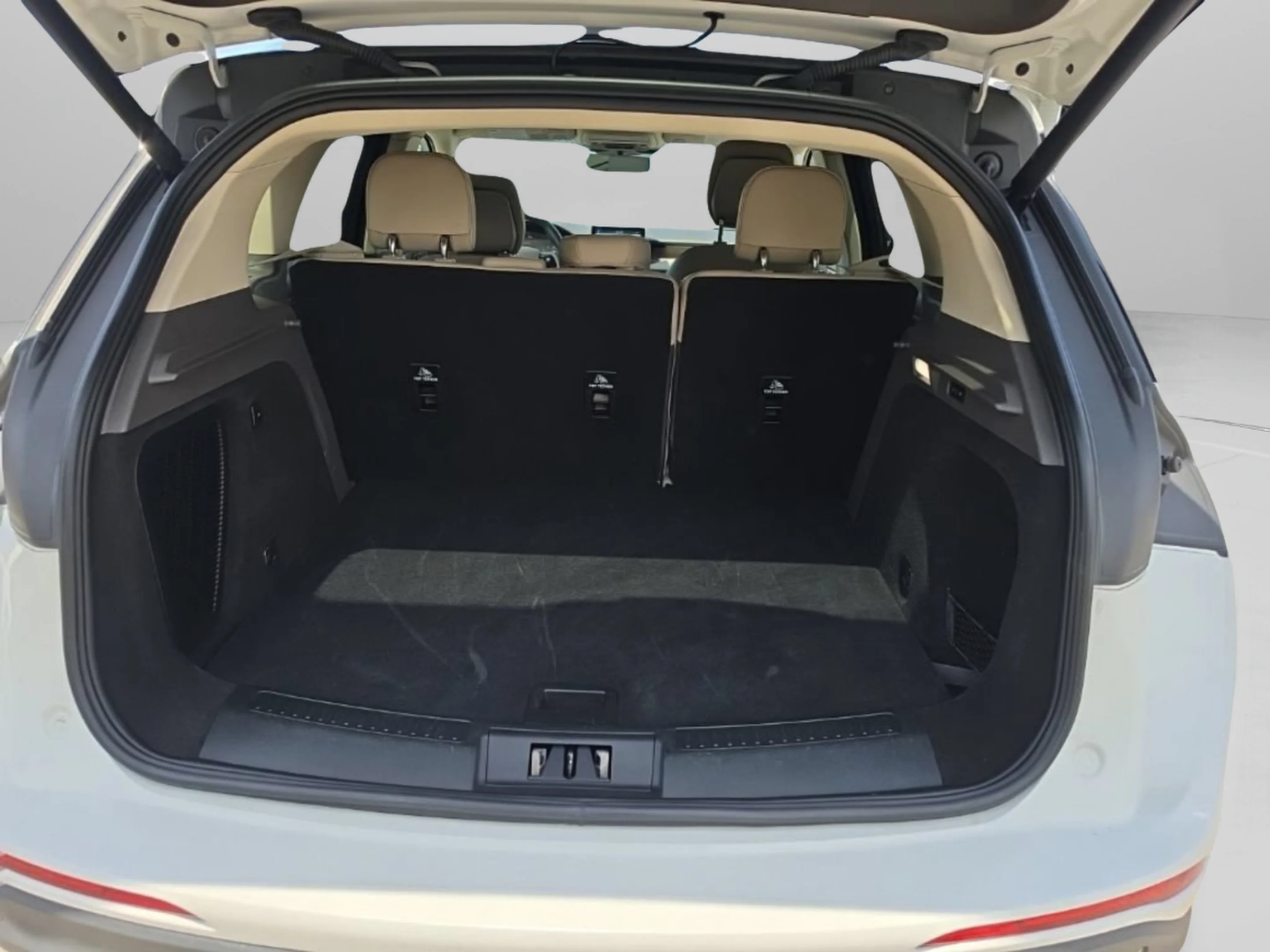 Used 2020 White Lincoln Reserve image 11