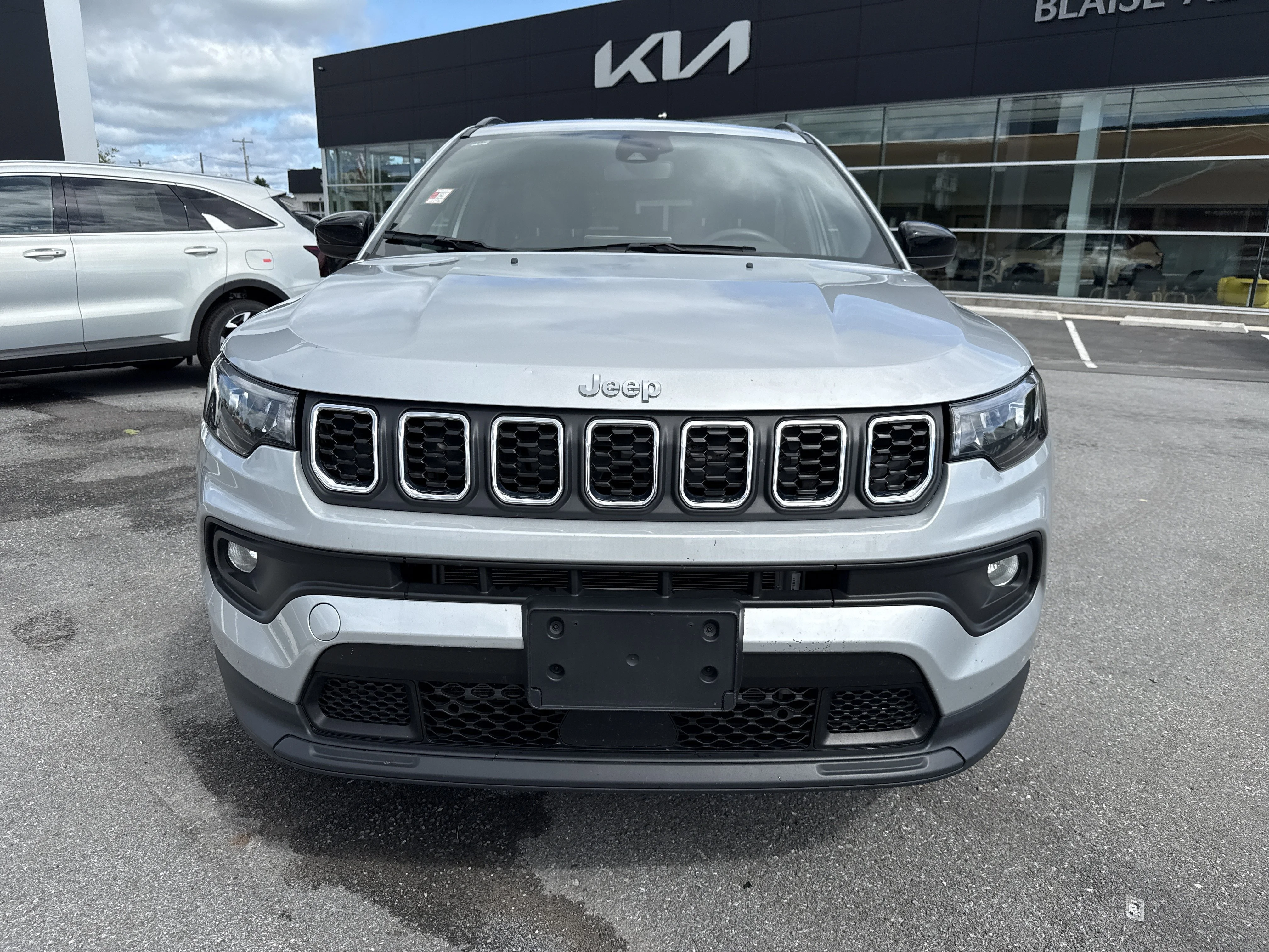 Used 2024 Silver Zynith Metallic Clearcoat Jeep Latitude image 9