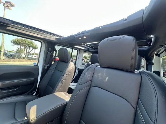 2025 Jeep Wrangler 4-Door Sahara - Photo 25