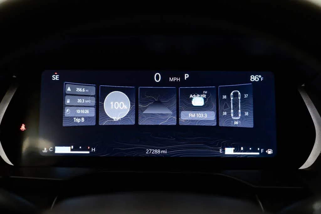 Used 2023 Diamond Black Crystal Pearlcoat Jeep Laredo image 18