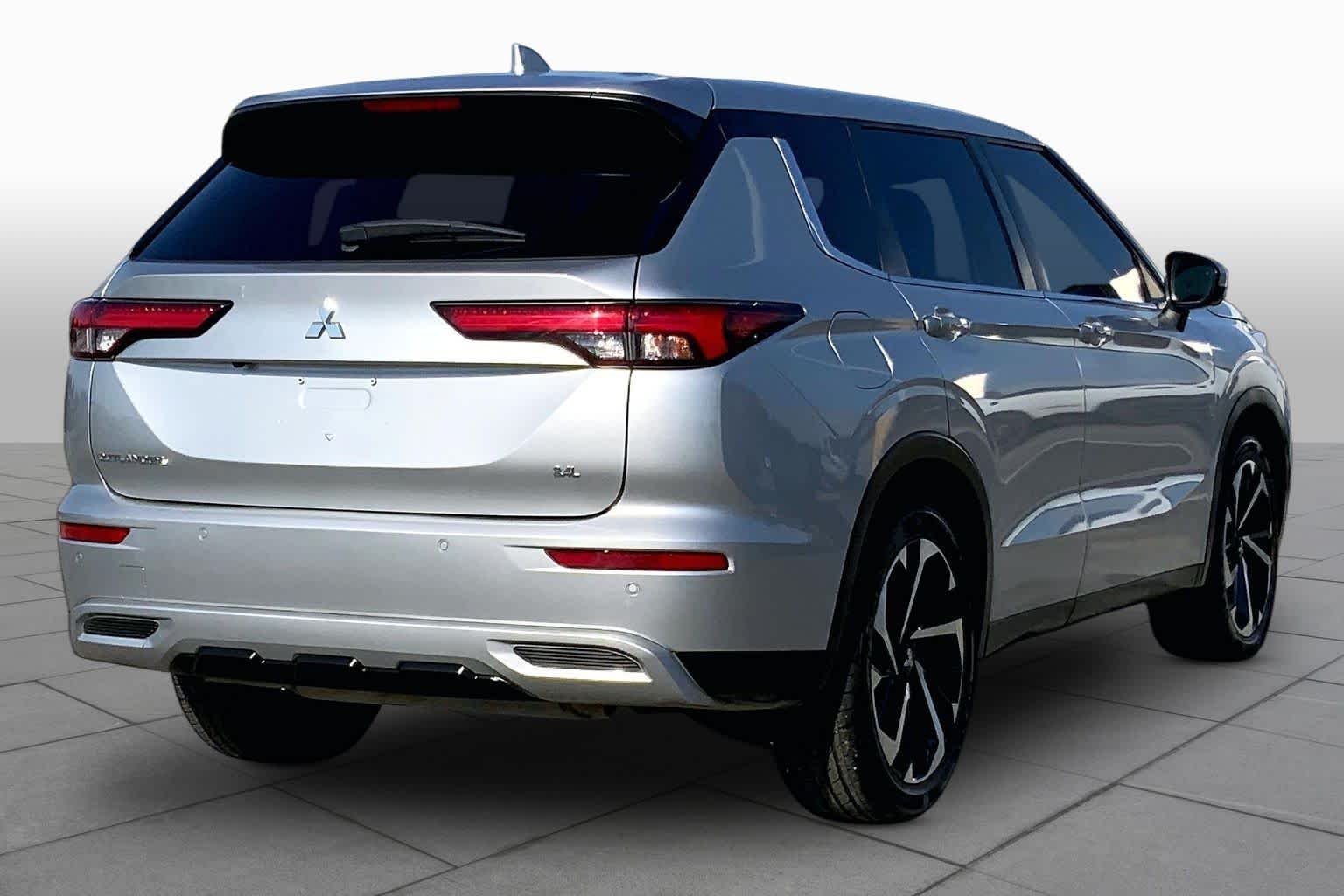 Used 2022 Alloy Silver Metallic Mitsubishi SE image 13