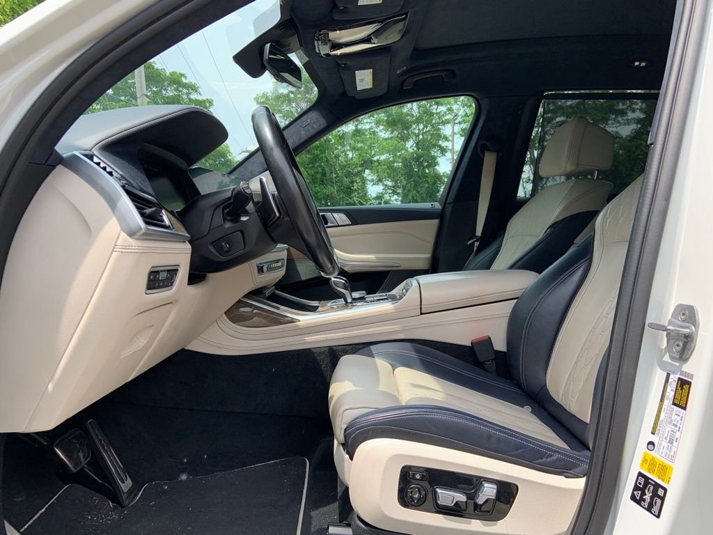 Used 2020 White BMW M50i image 11
